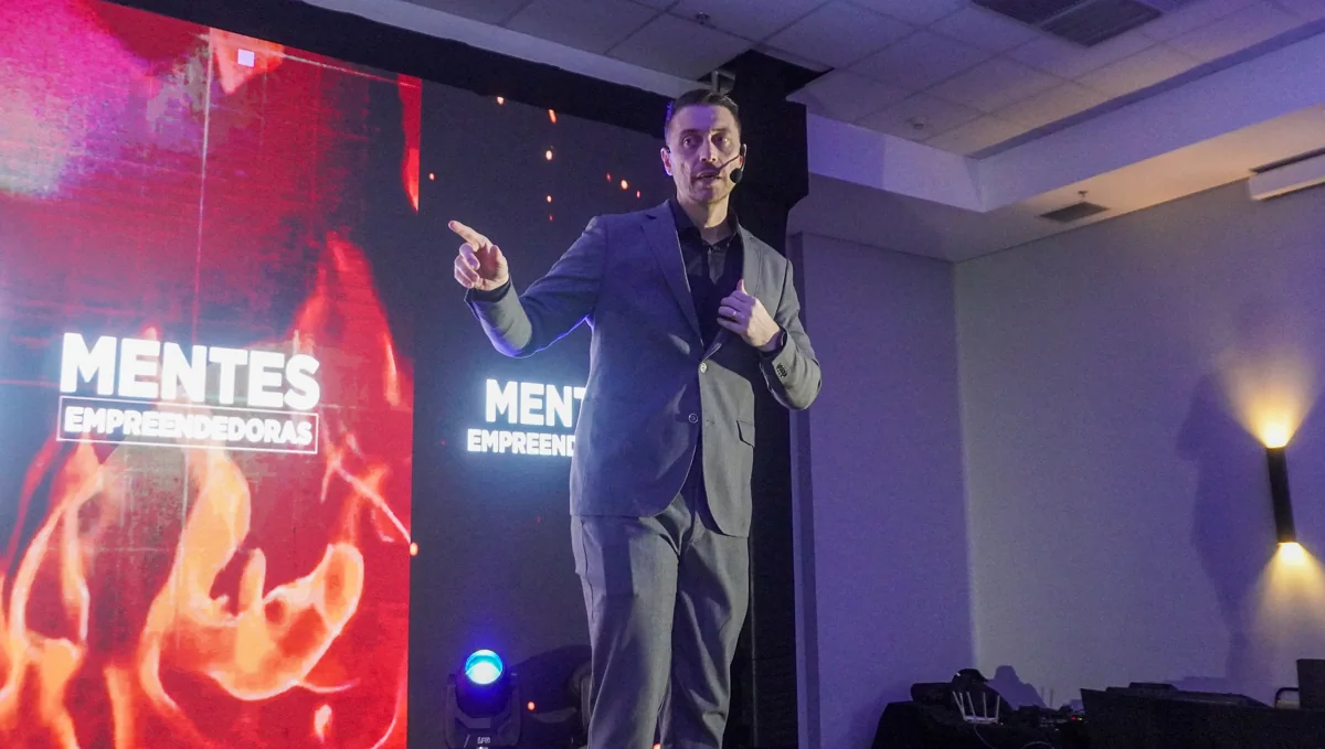 Daniel Reiche no palco do Mentes Empreendedoras