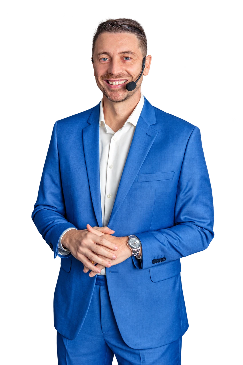 Daniel Reiche, de terno azul e headset